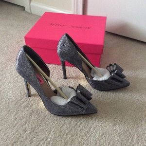 EUC Betsey Johnson posey pewter pump with bow